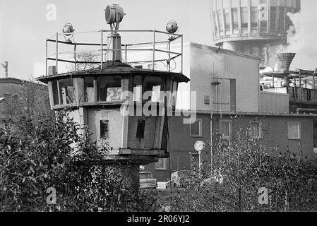 - Frontière intérieure entre la République fédérale d'Allemagne (RFT) et la République démocratique allemande (DDR), tour de garde de la police des frontières DDR ( volkspolizei ) près d'une usine, octobre 1985 - confine Interno fra Repubblica Federale Tedesca (RFT) e Repubblica Democratica Tedesca (DDR), torre di guardia della polizia di frontiera della DDR ( volkspolizei ) nei pressi di una fabbrica, ottobre 1985 Banque D'Images