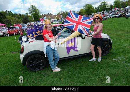 La mini-journée britannique a eu lieu à Himley Hall NR Dudley, West Midlands, pour célébrer l'emblématique Mini de 1959 à aujourd'hui. Ce spectacle d'années a également vu la clib célébrer le Coronation des rois avec des thèmes patriotiques et des expositions de Mini »s passé et présent. Il y avait aussi un mini pique-nique royal dans le parc. LR Caroline Curry & Françoise Lucas du Mini Girls UK Club le lieu, Himley Hall & Park est un bâtiment de 18th ans situé au cœur de 180 hectares de parc paysagé « Capability Brown ». Pendant plus de quatre siècles, elle a servi de foyer aux seigneurs de Dudley et à leurs chevaliers. Le dimanche 7th mai était t Banque D'Images