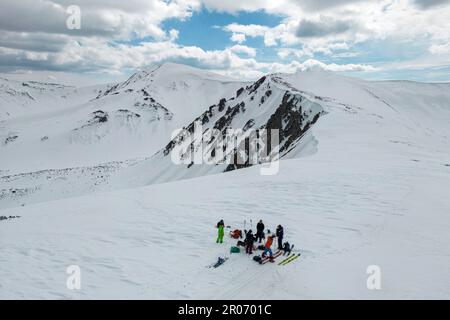 Un groupe de personnes à skis se tiennent sur une montagne enneigée. Shpyci, Rebra, montagnes carpathes ukrainiennes Banque D'Images