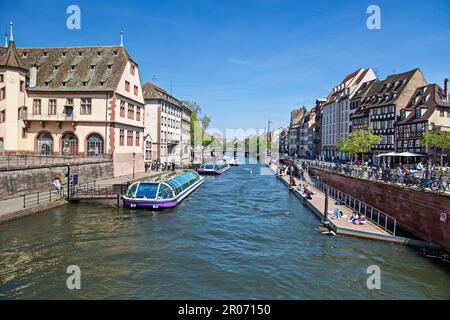 Animation colorée le long d'un des nombreux canaux de Strasbourg, France (03 mai 2023) Banque D'Images