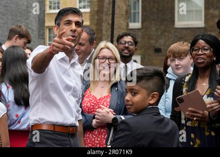 Le Premier ministre Rishi Sunak organise un grand déjeuner Coronation à Downing Street, Londres, pour des volontaires, des réfugiés ukrainiens au Royaume-Uni et des groupes de jeunes. Des milliers de personnes à travers le pays célèbrent le grand déjeuner de Coronation dimanche pour marquer le couronnement du roi Charles III et de la reine Camilla. Date de la photo: Dimanche 7 mai 2023. Banque D'Images