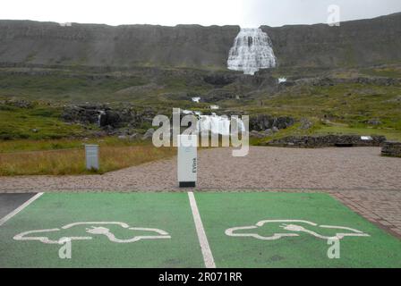 Dynjandi, Islande. 28th juillet 2022. Deux parkings avec stations de recharge pour voitures électroniques sont situés dans un petit parking près de la chute d'eau de Dynjandi dans les Westfjords d'Islande. La cascade est située à environ 80 km au sud d'Isafjördur. L'Islande est le pays le plus occidental d'Europe dans l'Atlantique Nord. Credit: Finn Huwald/dpa/Alay Live News Banque D'Images