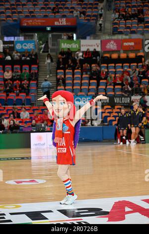 7th mai 2023 ; Ken Rosewall Arena, Sydney, Nouvelle-Galles du Sud, Australie : Suncorp Super Netball , New South Wales Swifts versus Sunshine Coast Lightning ; NSW Swifts mascotte élève les fans Banque D'Images