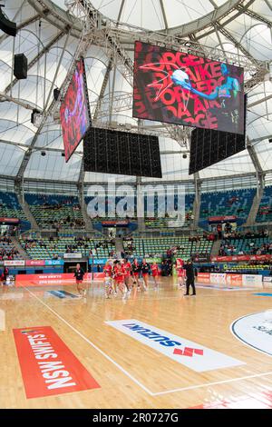 7th mai 2023 ; Ken Rosewall Arena, Sydney, Nouvelle-Galles du Sud, Australie : Suncorp Super Netball, New South Wales Swifts versus Sunshine Coast Lightning ; les Swifts se disputer sur le terrain avant le match Banque D'Images