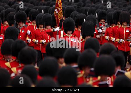 Le cortège militaire descend le Mall en direction de Buckingham Palace pendant le couronnement du Roi Charles III et de la Reine Camilla. Date de la photo: Samedi 6 mai 2023. Banque D'Images