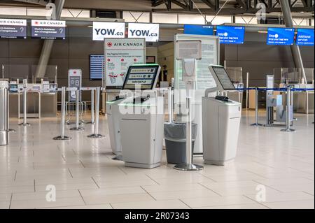 Ottawa (Ontario) - 21 octobre 2022 : bornes d'enregistrement vides et installations de départ à l'aéroport international d'Ottawa. Banque D'Images