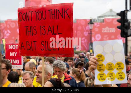 Affiche humoristique à la manifestation « pas mon roi » lors du couronnement du roi Charles III, Westminster, Londres, Royaume-Uni. Ne pensez pas que c'est un peu stupide Banque D'Images