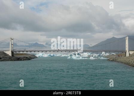 11 août 2022, Islande, Jökulsárlón : vue sur Jökulsárlón, un lagon glaciaire adjacent au parc national de Vatnajökull dans le sud-est de l'Islande. Le lagon contient des icebergs de la langue du glacier Breidamerkurjökull, qui fait partie du plus grand glacier Vatnajökull (le plus grand glacier d'Europe). Photo: Finn Huwald/dpa Banque D'Images
