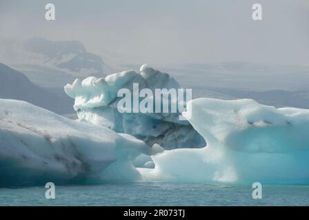 11 août 2022, Islande, Jökulsarlon : des icebergs flottants se trouvent dans la lagune de Jökulsárlón, dans le sud-est de l'Islande. Les morceaux de glace proviennent de la langue du glacier Breiðamerkurjökull, qui fait partie du plus grand glacier d'Europe, Vatnajökull. Photo: Finn Huwald/dpa Banque D'Images