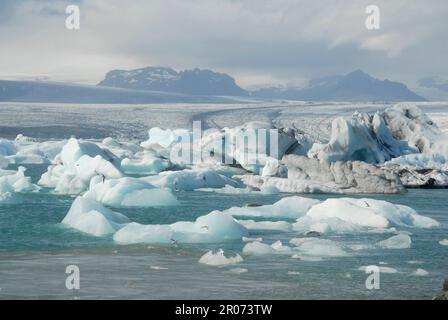 11 août 2022, Islande, Jökulsarlon : des icebergs flottants se trouvent dans la lagune de Jökulsárlón, dans le sud-est de l'Islande. Les morceaux de glace proviennent de la langue du glacier Breiðamerkurjökull, qui fait partie du plus grand glacier d'Europe, Vatnajökull. Photo: Finn Huwald/dpa Banque D'Images