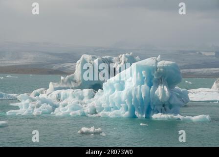 11 août 2022, Islande, Jökulsarlon : morceaux de glace dans la lagune de Jökulsarlon, à côté du parc national de Vatnajökull dans le sud-est de l'Islande. Les morceaux de glace proviennent du plus grand glacier d'Europe, Vatnajökull. Photo: Finn Huwald/dpa Banque D'Images