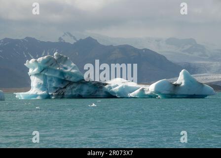 11 août 2022, Islande, Jökulsarlon : Jökulsarlon, un lagon glaciaire adjacent au parc national de Vatnajökull dans le sud-est de l'Islande. Le lagon contient des icebergs de la langue du glacier Breiðamerkurjökull, qui fait partie du plus grand glacier Vatnajökull. Photo: Finn Huwald/dpa Banque D'Images
