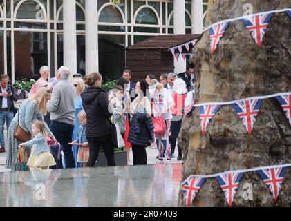 Mount Street, Londres, Royaume-Uni. 7th mai 2023. Couronnement du roi Charles III Événements à Mayfair. Le Connaught Hotel Street Party. Crédit : Matthew Chattle/Alay Live News Banque D'Images