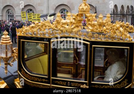 Les membres du groupe anti-monarchiste Republic manifestent en tant que Roi Charles III et Reine Camilla, se rendent dans l'autocar d'État du Jubilé de diamant en direction de l'abbaye de Westminster pour leur cérémonie de couronnement. Date de la photo: Samedi 6 mai 2023. Banque D'Images