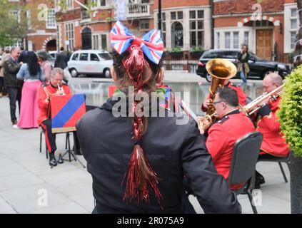 Mount Street, Londres, Royaume-Uni. 7th mai 2023. Couronnement du roi Charles III Événements à Mayfair. Le Connaught Hotel Street Party. Crédit : Matthew Chattle/Alay Live News Banque D'Images