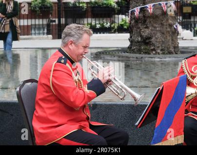 Mount Street, Londres, Royaume-Uni. 7th mai 2023. Couronnement du roi Charles III Événements à Mayfair. Le Connaught Hotel Street Party. Crédit : Matthew Chattle/Alay Live News Banque D'Images