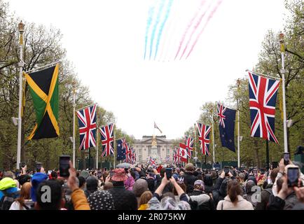 Les flèches rouges survolent Buckingham Palace pendant le couronnement du roi Charles III et de la reine Camilla dans le centre de Londres. Date de la photo: Samedi 6 mai 2023. Banque D'Images