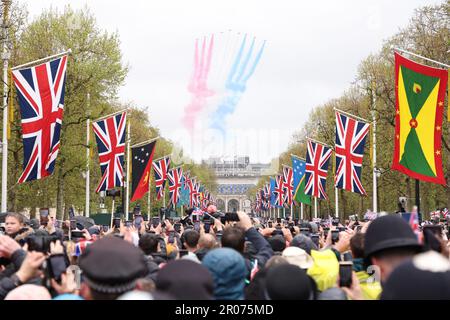 Les flèches rouges survolent Buckingham Palace pendant le couronnement du roi Charles III et de la reine Camilla dans le centre de Londres. Date de la photo: Samedi 6 mai 2023. Banque D'Images