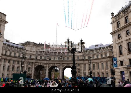 Une vue générale d'un fluypast par avion des flèches rouges au-dessus de l'Admiralty Arch après le couronnement du roi Charles III et de la reine Camilla à Londres. Date de la photo: Samedi 6 mai 2023. Banque D'Images