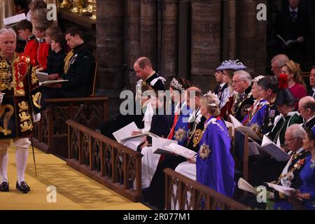 (De gauche à droite 3rd rangs) le duc d'York, la princesse Beatrice, Peter Phillips, (de gauche à droite 2nd rangs) le comte de Wessex, Lady Louise Windsor, le duc de Gloucester, la duchesse de Gloucester, la princesse Royal Vice-amiral Sir Tim Laurence, le prince Michael de Kent, la princesse Michael de Kent, (1st) le prince de Galles, la princesse Charlotte, le prince Louis, la princesse de Galles et le duc d'Édimbourg et la duchesse d'Édimbourg lors de la cérémonie du couronnement du roi Charles III et de la reine Camilla à l'abbaye de Westminster, à Londres. Date de la photo: Samedi 6 mai 2023. Banque D'Images