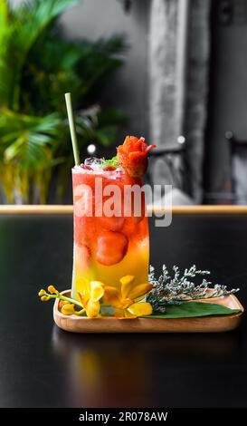 Boisson d'été fraîche avec confiture de fraises et jus d'orange Banque D'Images