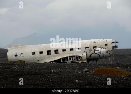 10 août 2022, Islande, Solheimasandur : un Douglas C-117D épaté est situé sur Solheimasandur, dans l'océan Atlantique, dans le sud de l'Islande. États-Unis L'avion de la Marine a fait un atterrissage d'urgence sur la plage en 1973 et a d'abord pourri là inaperçu pendant des décennies. Aujourd'hui, c'est une attraction touristique populaire. Photo: Finn Huwald/dpa Banque D'Images