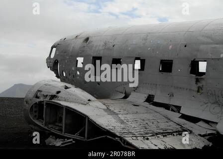 10 août 2022, Islande, Solheimasandur : un Douglas C-117D épaté est situé sur Solheimasandur, dans l'océan Atlantique, dans le sud de l'Islande. États-Unis L'avion de la Marine a fait un atterrissage d'urgence sur la plage en 1973 et a d'abord pourri là inaperçu pendant des décennies. Aujourd'hui, c'est une attraction touristique populaire. Photo: Finn Huwald/dpa Banque D'Images