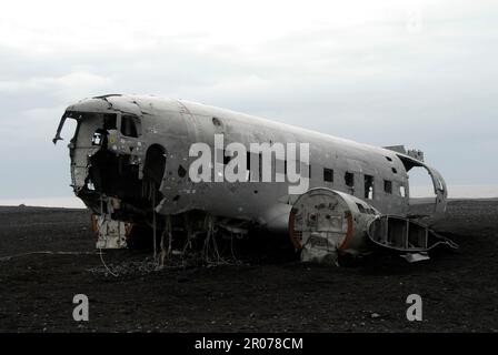 10 août 2022, Islande, Solheimasandur : un Douglas C-117D épaté est situé sur Solheimasandur, dans l'océan Atlantique, dans le sud de l'Islande. États-Unis L'avion de la Marine a fait un atterrissage d'urgence sur la plage en 1973 et a d'abord pourri là inaperçu pendant des décennies. Aujourd'hui, c'est une attraction touristique populaire. Photo: Finn Huwald/dpa Banque D'Images