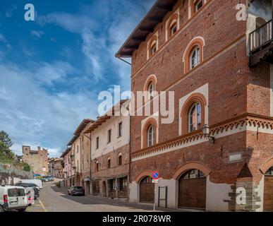 Pinerolo, Turin, Piémont, Italie - 29 avril 2023: Via Principi di Acaja avec la maison médiévale du Vicaire (15th siècle) et d'autres palais médiévaux Banque D'Images