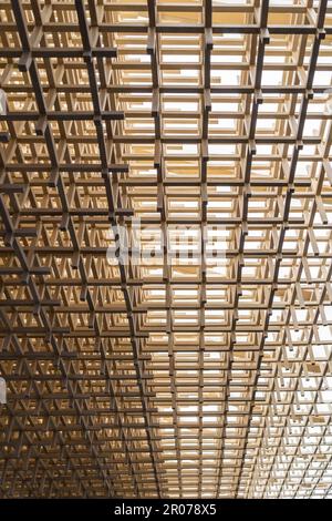 Vue rapprochée du cadre de toit en bois pour la construction de bâtiments. Banque D'Images