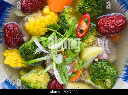 Soupe vietnamienne avec bœuf, légumes et baies de goji Banque D'Images