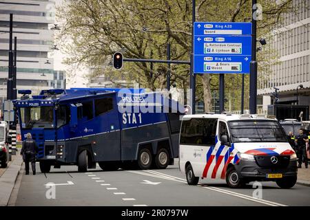 ROTTERDAM - déploiement de la police au centre pendant le match entre Excelsior et Feyenoord. En raison de la victoire du PSV sur Sparta, Feyenoord n'a pas pu devenir champion du derby avec Excelsior. ANP ROBIN VAN LONKHUIJSEN pays-bas Out - belgique Out Credit: ANP/Alay Live News Banque D'Images