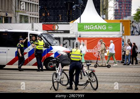 ROTTERDAM - déploiement de la police au centre pendant le match entre Excelsior et Feyenoord. En raison de la victoire du PSV sur Sparta, Feyenoord n'a pas pu devenir champion du derby avec Excelsior. ANP ROBIN VAN LONKHUIJSEN pays-bas Out - belgique Out Credit: ANP/Alay Live News Banque D'Images