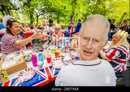 Londres, Royaume-Uni. 7th mai 2023. La famille élargie de Rosie Barker (âgée de 30 ans) prend deux tables - le Grand déjeuner le dimanche. Le week-end du couronnement du roi Charles III sur 6 mai. Organisé par les amis de Regent's Park et Primrose Hill. Crédit : Guy Bell/Alay Live News Banque D'Images