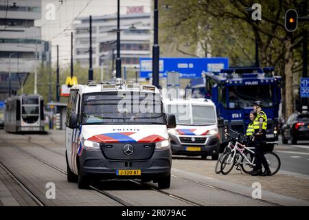 ROTTERDAM - déploiement de la police au centre pendant le match entre Excelsior et Feyenoord. En raison de la victoire du PSV sur Sparta, Feyenoord ne pouvait pas encore devenir champion du derby avec Excelsior. ANP ROBIN VAN LONKHUIJSEN pays-bas Out - belgique Out Credit: ANP/Alay Live News Banque D'Images