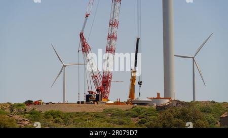 éolienne - une grande grue travaille sur la construction d'une éolienne Banque D'Images