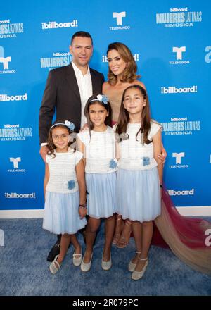 Miami, États-Unis. 06th mai 2023. MIAMI, FLORIDE - MAI 06: Est vu sur le tapis bleu du panneau d'affichage Mujeres Latinas en la Música au Centre Watsco sur 06 mai 2023 à Miami, Floride. (Photo par Rolando Rodriguez/Sipa USA) crédit: SIPA USA/Alay Live News Banque D'Images