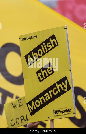 Abolir le écriteau de la monarchie lors d'une manifestation "pas mon roi" lors du couronnement du roi Charles III à Westminster, Londres, Royaume-Uni. Protestation de la République Banque D'Images