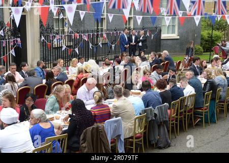 Londres, Royaume-Uni. 7th mai 2023. Guesta à la rue Downing Coronation Street Party Credit: MARTIN DALTON/Alamy Live News Banque D'Images