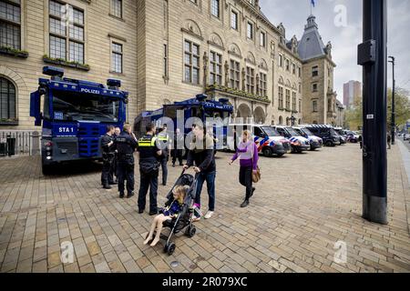 ROTTERDAM - déploiement de la police au centre pendant le match entre Excelsior et Feyenoord. En raison de la victoire du PSV sur Sparta, Feyenoord n'a pas pu devenir champion du derby avec Excelsior. ANP ROBIN VAN LONKHUIJSEN pays-bas Out - belgique Out Credit: ANP/Alay Live News Banque D'Images