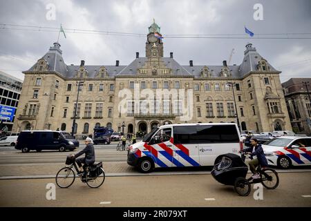 ROTTERDAM - déploiement de la police au centre pendant le match entre Excelsior et Feyenoord. En raison de la victoire du PSV sur Sparta, Feyenoord ne pouvait pas encore devenir champion du derby avec Excelsior. ANP ROBIN VAN LONKHUIJSEN pays-bas Out - belgique Out Credit: ANP/Alay Live News Banque D'Images