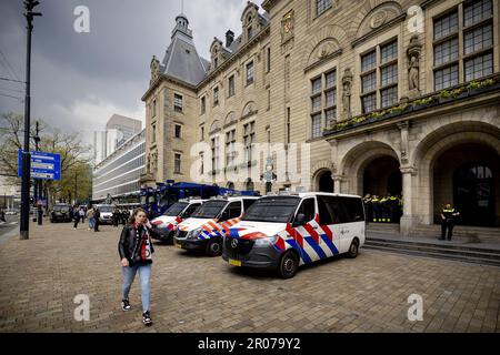 ROTTERDAM - déploiement de la police au centre pendant le match entre Excelsior et Feyenoord. En raison de la victoire du PSV sur Sparta, Feyenoord ne pouvait pas encore devenir champion du derby avec Excelsior. ANP ROBIN VAN LONKHUIJSEN pays-bas Out - belgique Out Credit: ANP/Alay Live News Banque D'Images