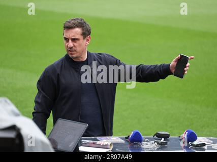 Newcastle, Royaume-Uni. 07th mai 2023. 7th mai 2023 ; St James' Park, Newcastle, Angleterre : Premier League football, Newcastle United versus Arsenal ; Gary Neville, commentateur de Sky Sports, se prépare pour le match Credit: Action plus Sports Images/Alay Live News Banque D'Images