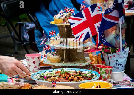 Londres, Royaume-Uni. 07th mai 2023. Les gens célèbrent une fête de rue dans le Regent's Park pour marquer le Coronation. Des milliers d'événements sont prévus à travers le pays sous le titre « The Big Lunch », avec des gens qui se réunissent dans leurs communautés pour des repas et des fêtes de rue. Le couronnement du roi Charles III a eu lieu à Londres sur 6 mai. Credit: Sina Schuldt/dpa/Alay Live News Banque D'Images