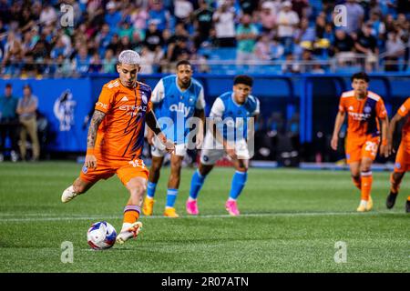 Charlotte, Caroline du Nord, États-Unis. 6th mai 2023. New York City Forward Santiago Rodríguez (10) a obtenu un coup de pied contre Charlotte FC lors du match de football de la Major League au stade Bank of America à Charlotte, en Caroline du Nord. (Scott KinserCal Sport Media). Crédit : csm/Alay Live News Banque D'Images