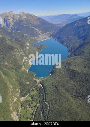 Vue aérienne du lac Molveno, Trentin-Haut-Adige, Italie, entouré par les montagnes Dolomiti - perspective hélicoptère Banque D'Images