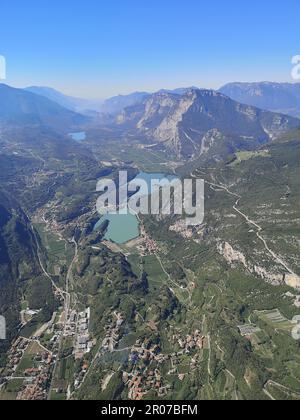 Vue aérienne du lac Santa Massenza et du lac Toblino, Trentin-Haut-Adige, Italie, entouré par les montagnes Dolomiti - perspective hélicoptère Banque D'Images