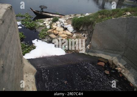 Rivière pollution05-05-2023 dhaka bangladesh la rivière shitalakshya est constamment polluée par les déchets toxiques des industries.Nazmul Islam/Alamy stock liv Banque D'Images