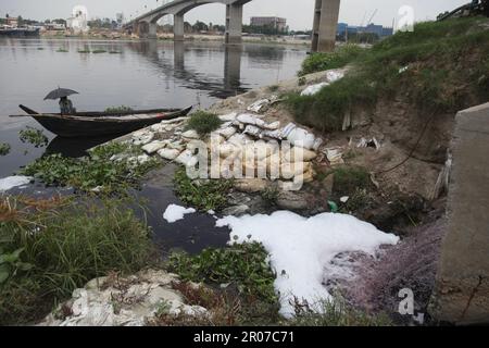 Rivière pollution05-05-2023 dhaka bangladesh la rivière shitalakshya est constamment polluée par les déchets toxiques des industries.Nazmul Islam/Alamy stock liv Banque D'Images