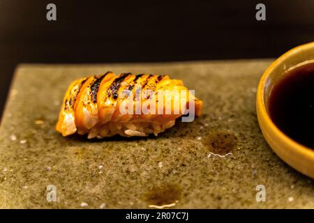 Des petits pains à sushis Omakase fraîchement préparés sur la table, prêts à être servis Banque D'Images